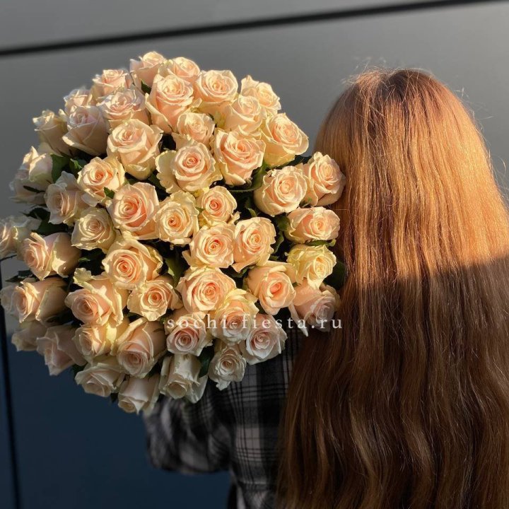 Охапка кремовых роз в Ставрополи