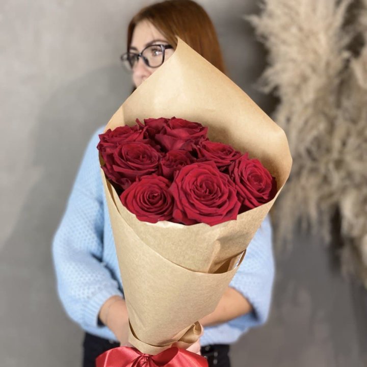 9 красных роз в крафте в Ставрополи