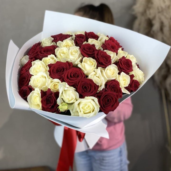51 красная и белая роза в Ставрополи