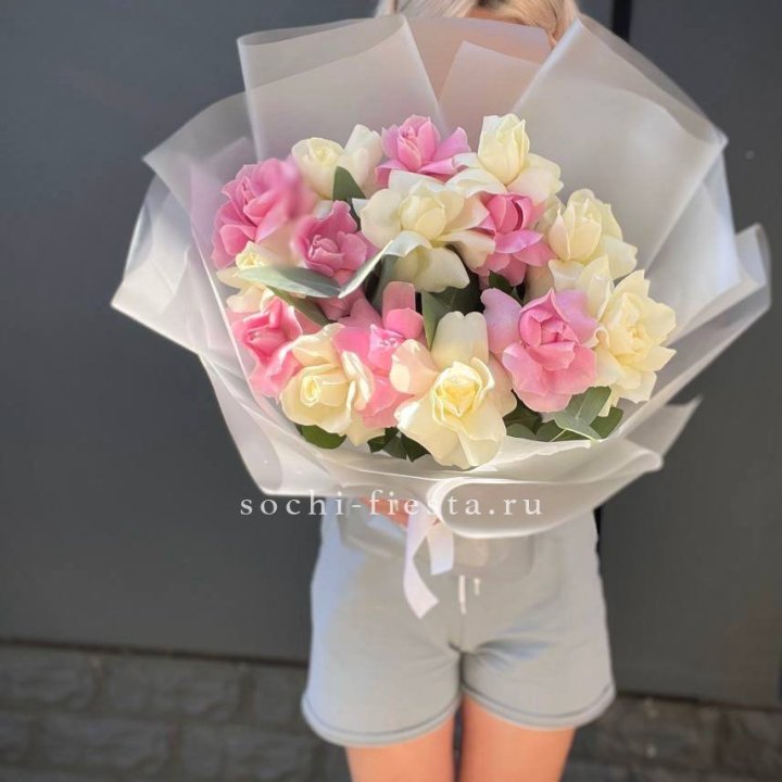 15 бело-розовых роз в Ставрополи