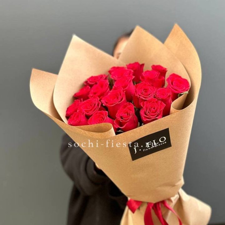19 красных роз в крафте в Ставрополи