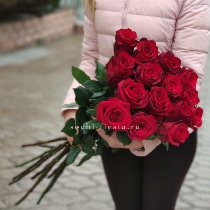15 высоких красных роз в Ставрополи