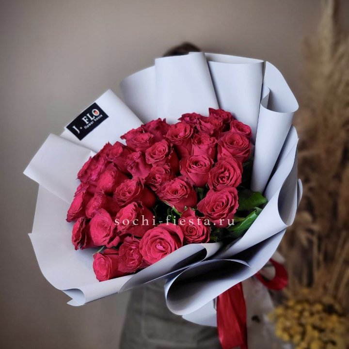 Красные розы 33 шт в Ставрополи