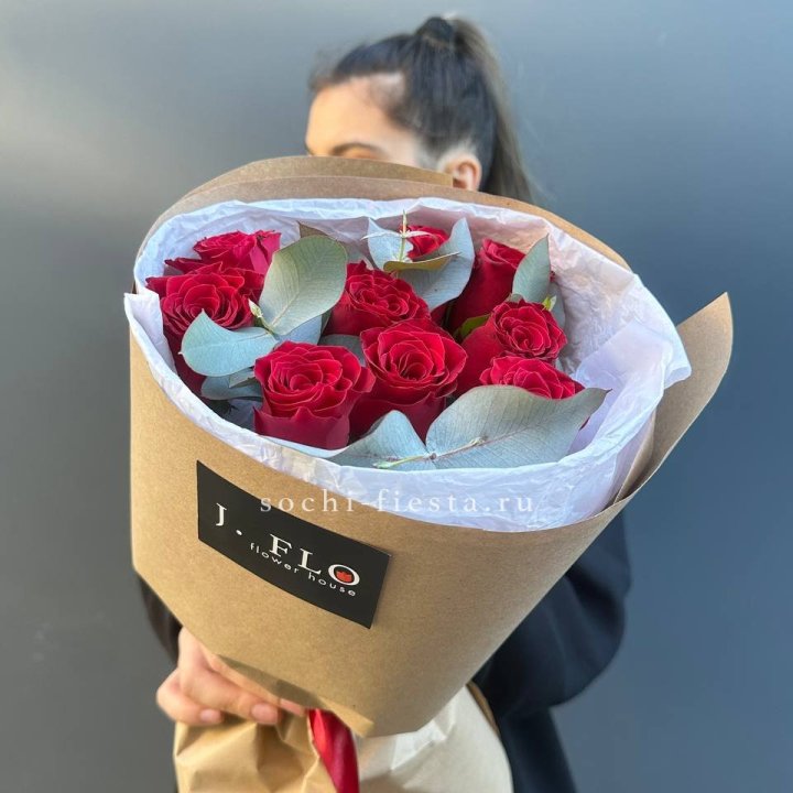 9 роз с эвкалиптом в Ставрополи