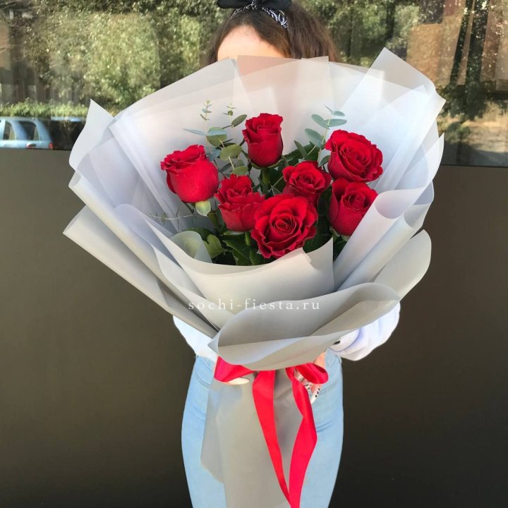 7 красных роз с эвкалиптом  в Ставрополи