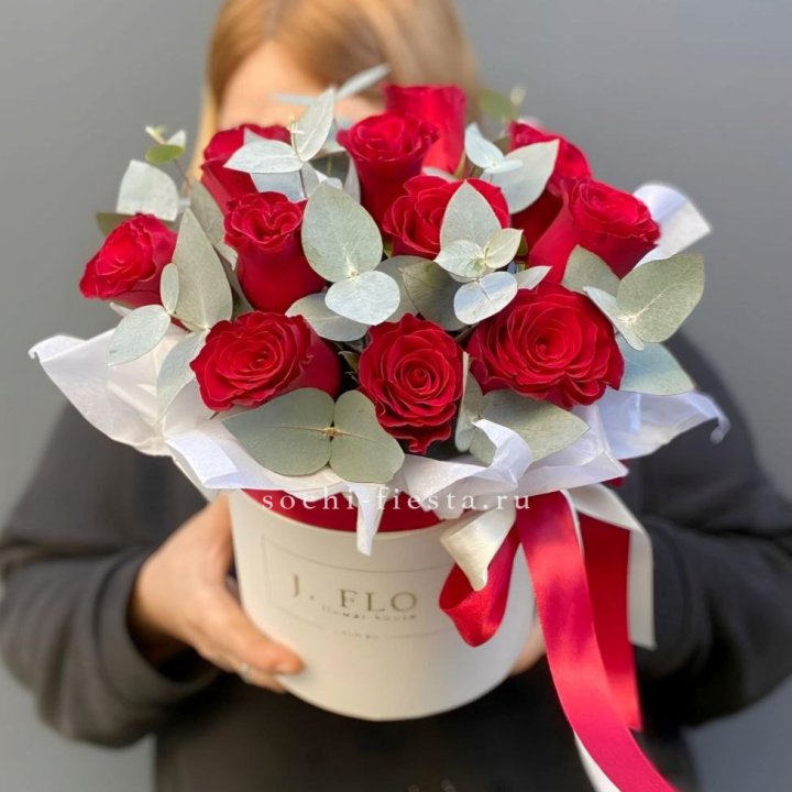 11 роз в шляпной коробке в Ставрополи