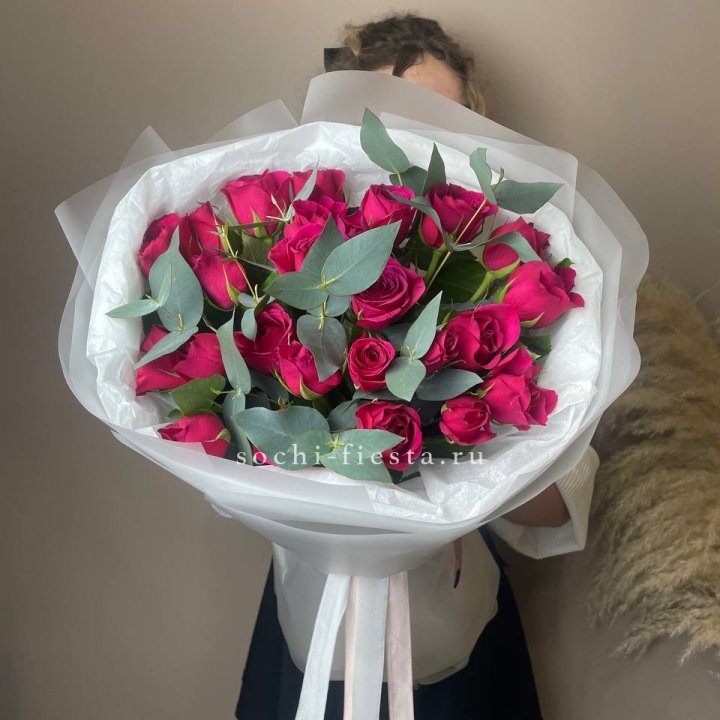 25 малиновых роз с эвкалиптом в Ставрополи