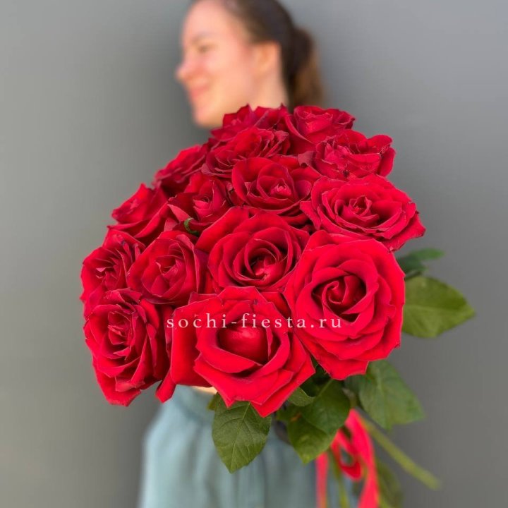 15 красных роз под ленту в Ставрополи