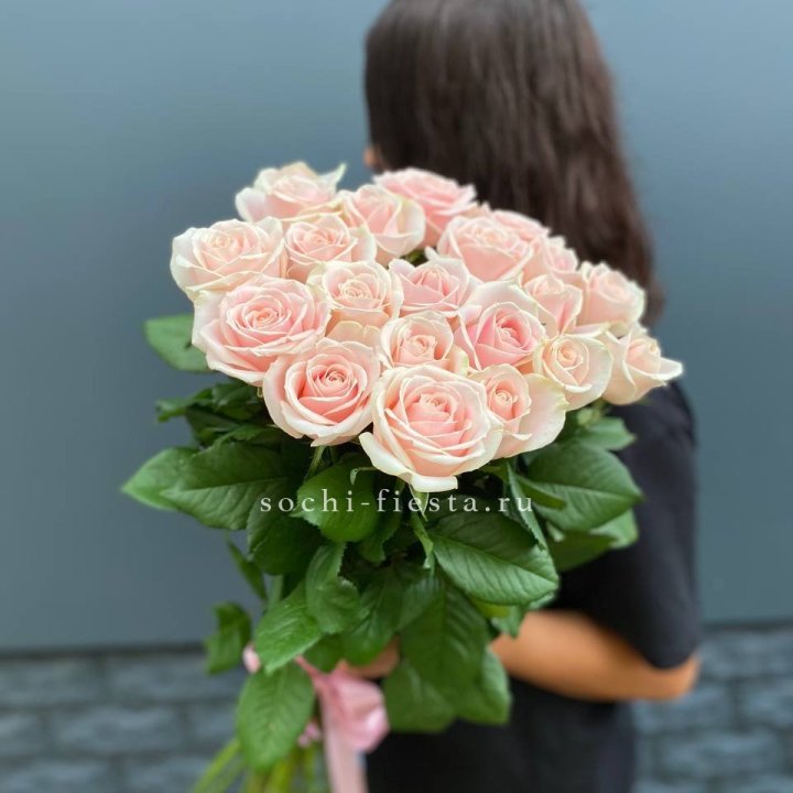 Высокие розовые розы в Ставрополи