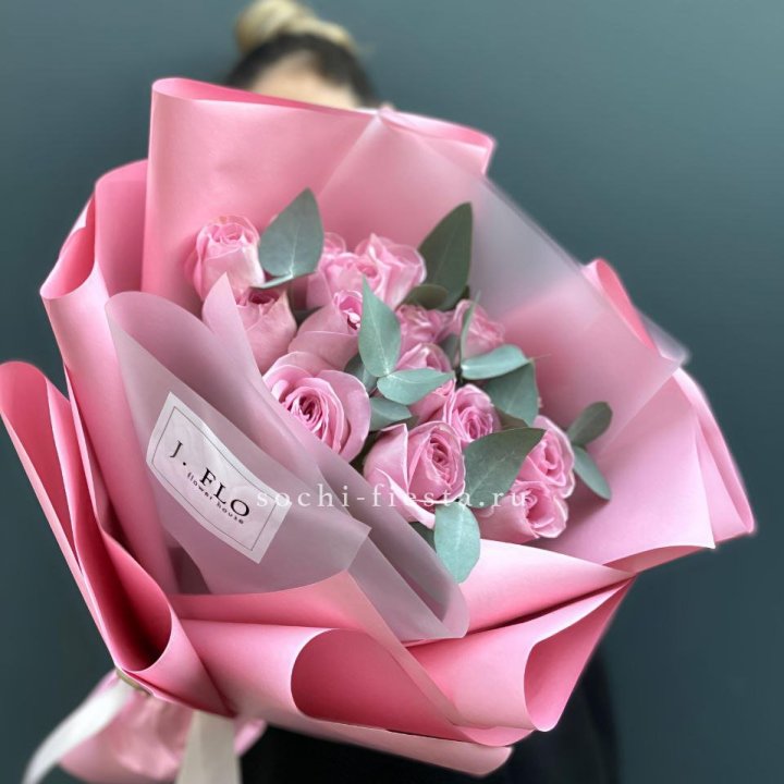 15 Розовых роз с эвкалиптом в Ставрополи