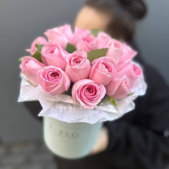 17 розовых роз в цилиндре в Ставрополи