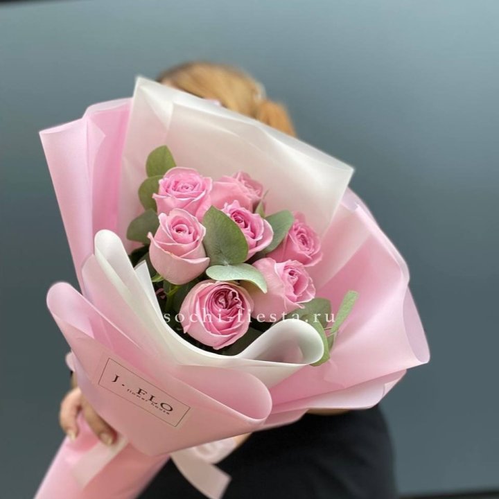 7 розовых роз с эвкалиптом в Ставрополи