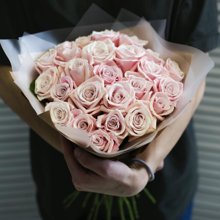 27 кремовых роз в Ставрополи