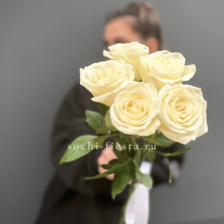 Букет 5 белых роз  в Ставрополи