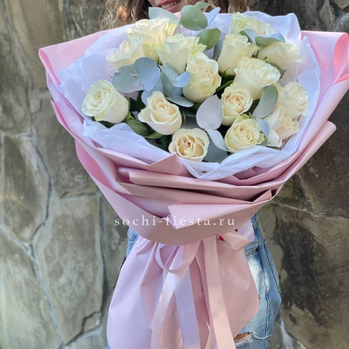 Белые розы в авторском оформлении в Ставрополи
