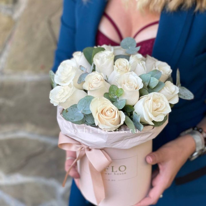 Цилиндр из белых роз в Ставрополи