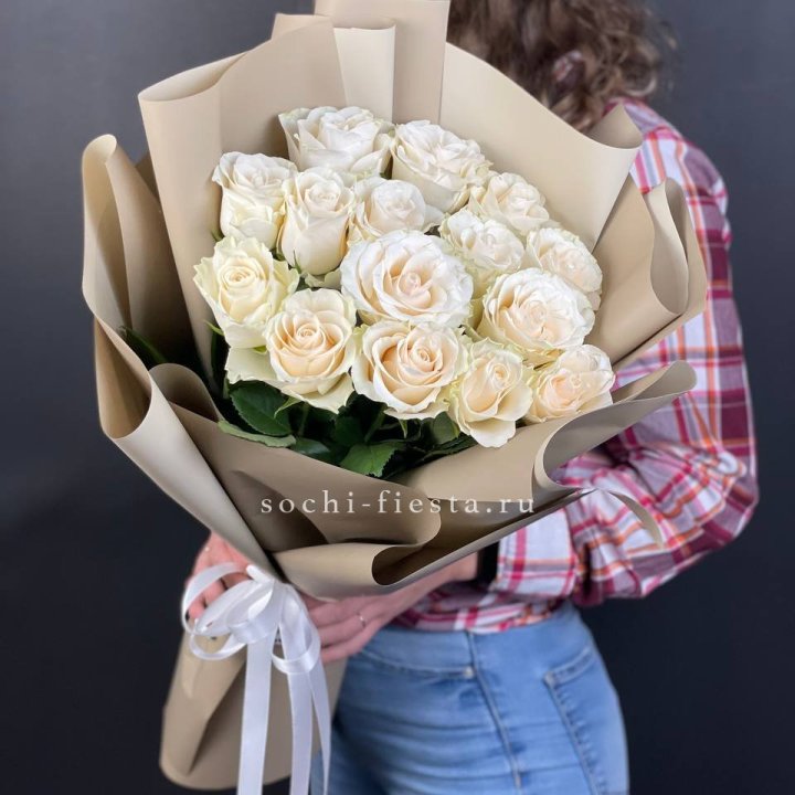 15 белых роз кофе в Ставрополи