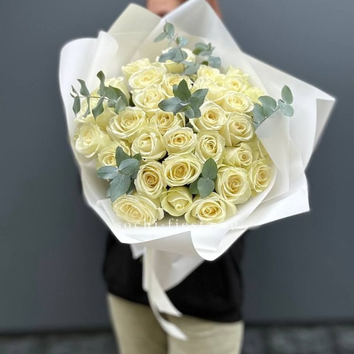 31 белая роза с эвкалиптом в Ставрополи