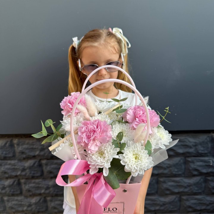 Сумочка из стойких хризантем и диантуса в Ставрополи