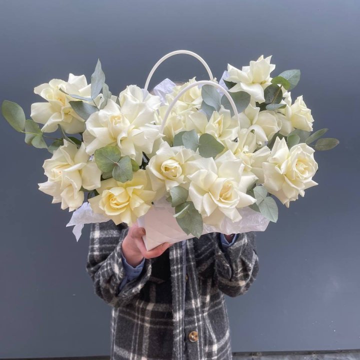 15 белых роз в сумочке в Ставрополи