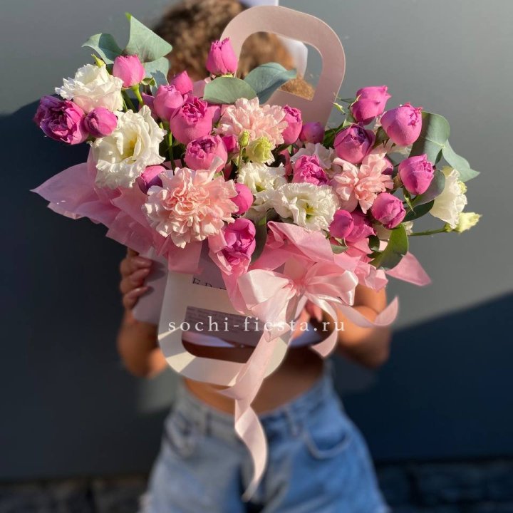 Сумочка с кустовой розой и диантусами в Ставрополи