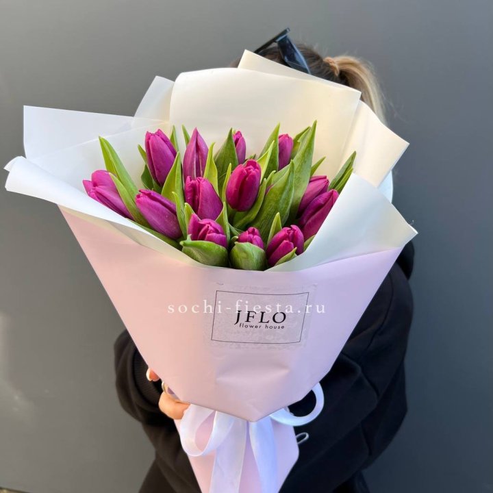 15 пурпурных тюльпанов в Ставрополи
