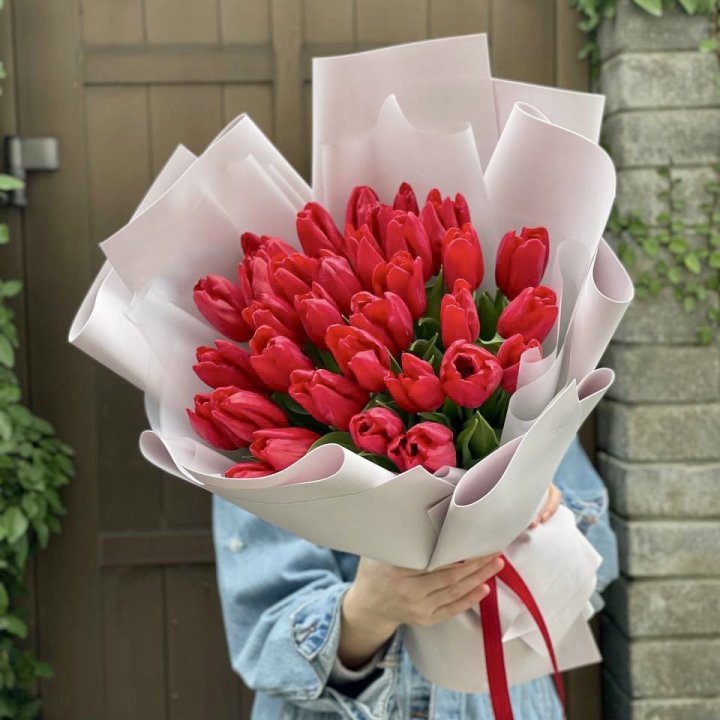35 красных тюльпанов в Ставрополи